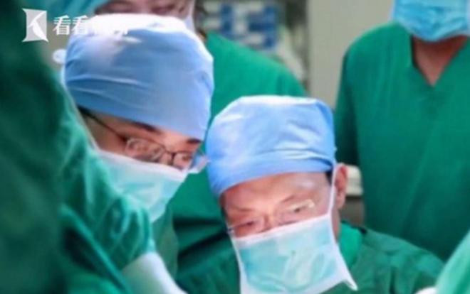 Rơi cả ruột ra ngoài vì mải chơi game khi đi vệ sinh Ảnh 2