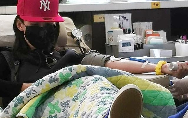 Trương Bá Chi hiến máu cho nạn nhân vụ lật xe buýt ở Hong Kong Ảnh 2