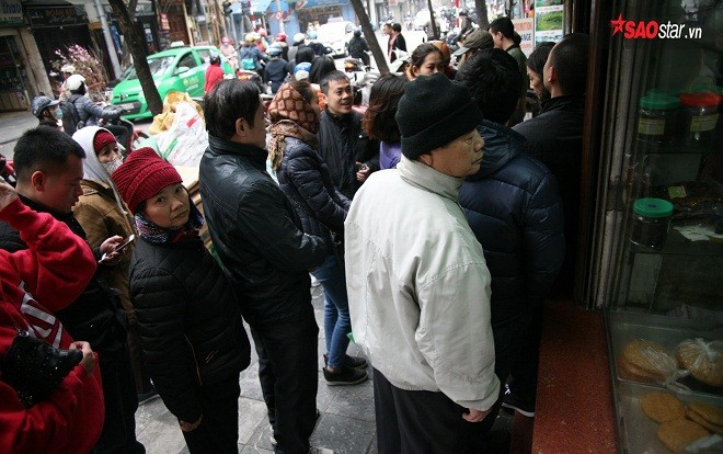 28 Tết, người Hà Nội vẫn xếp hàng dài để mua bánh chưng, giò chả tại cửa hàng này! Ảnh 2