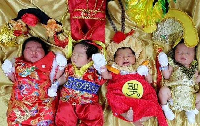 Không chỉ người lớn xúng xính diện Tết và Valentine đâu nhé, hãy xem các bé sơ sinh đây này Ảnh 2