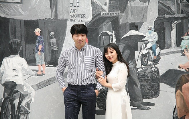 Giới trẻ xúng xính váy áo đến chụp ảnh trên con đường bích họa Phùng Hưng ngày 28 Tết Ảnh 2
