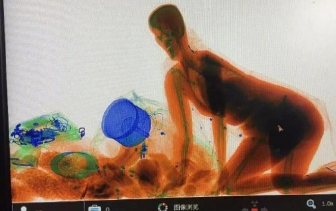 'Cười không nhặt được mồm': Trèo lên cả máy quét an ninh để canh chừng đống tiền trong túi xách Ảnh 2