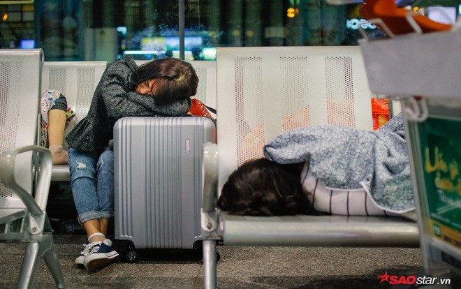Hành khách khổ sở nằm vật vờ suốt đêm tại sân bay Tân Sơn Nhất chờ check-in Ảnh 2