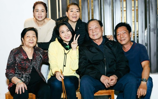 Mỹ Tâm quây quần bên ba mẹ nấu bánh tét dịp cuối năm Ảnh 2