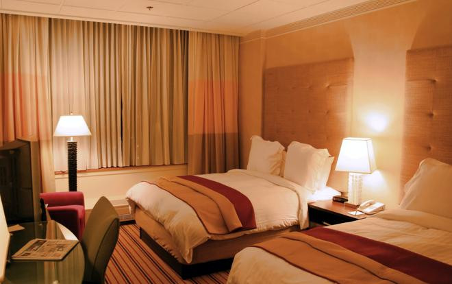 Bí mật sau cánh cửa đóng kín của phòng khách sạn Ảnh 2