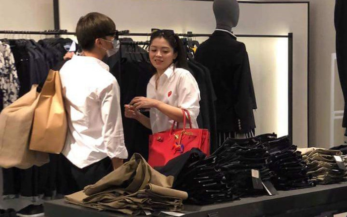 HOT: Rò rỉ ảnh Soobin Hoàng Sơn diện đồ đôi đi mua sắm cùng bạn gái tin đồn? Ảnh 2