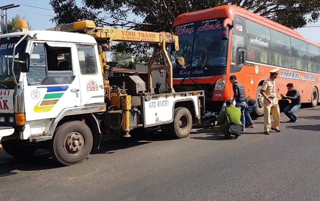 Hai bố con bị xe khách tông tử vong khi đang đứng bên lề đường ngày 29 Tết Ảnh 2