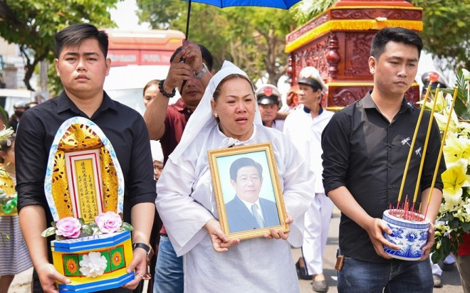 Nghệ sĩ Sài Gòn nghẹn ngào trong lễ tang Nguyễn Hậu ngày cuối năm Ảnh 2