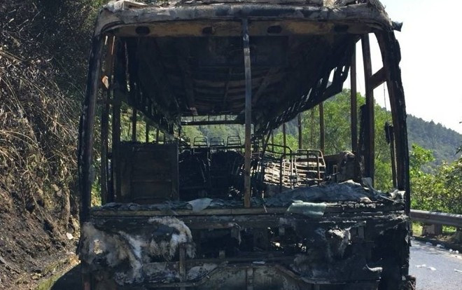 Xe khách bốc cháy trên đèo ngày 30 Tết, hàng chục du khách hoảng loạn Ảnh 2