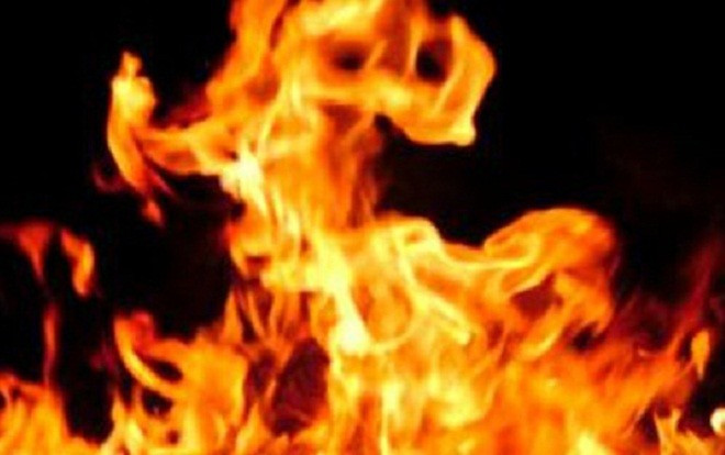 Clip: Nhà thu mua đồng nát bốc cháy ngùn ngụt chiều 30 Tết Ảnh 2