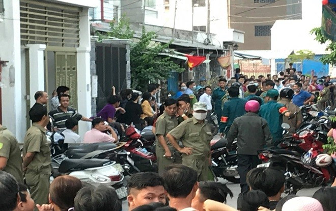 Hàng trăm người hiếu kì theo dõi hiện trường vụ 5 người trong gia đình tử vong bất thường ngày 30 Tết Ảnh 2