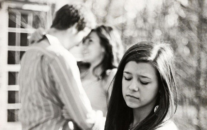 Từ Sài Gòn bay ra Hà Nội đón Tết cùng mối tình 5 năm, cô gái ngỡ ngàng thấy bạn trai ôm hôn người khác Ảnh 2