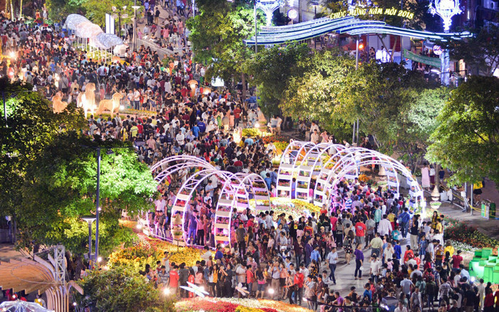 Người Sài Gòn đổ ra đường chào đón năm mới Mậu Tuất 2018 Ảnh 2