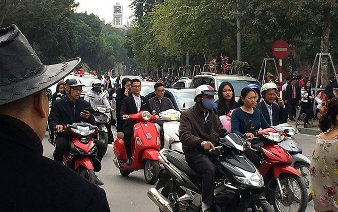 Người dân đi du xuân đầu năm đường phố Hà thành kẹt cứng Ảnh 2