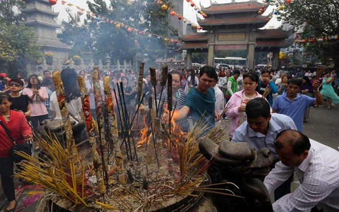 Mùng 1 Tết, người dân tấp nập đi lễ chùa cầu may Ảnh 2