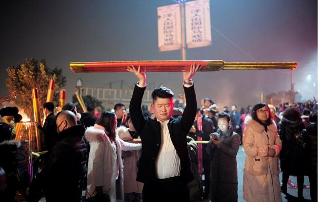 Người châu Á đổ xô đi lễ chùa cầu năm mới bình an Ảnh 2