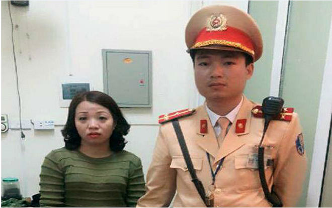 Đội CSGT Hà Nội giúp bé gái đi lạc tìm mẹ trong ngày đầu năm mới Ảnh 2