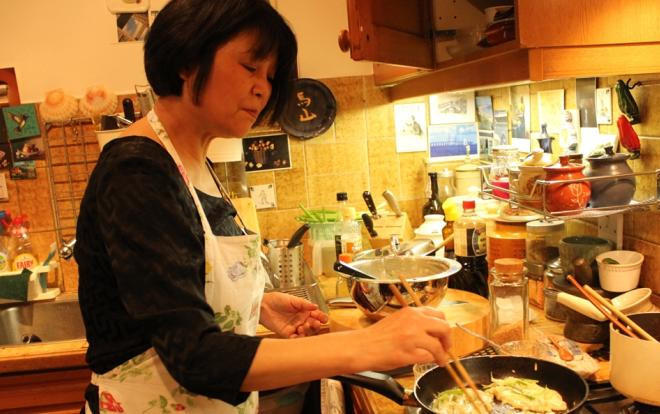 Những nàng dâu 'đầu tắt mặt tối' phục vụ nhà chồng ngày Tết: Căng thẳng và khó nghĩ Ảnh 2