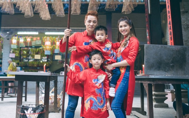 Vợ chồng Đăng Khôi cùng hai nhóc tì ton-sur-ton, rạng rỡ đi chùa đầu năm Ảnh 2