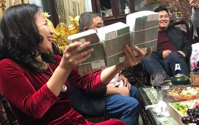 Thần thái xuất chúng của 'mẹ nhà người ta': Mừng tuổi con cháu cả xấp 500 nghìn đồng Ảnh 2