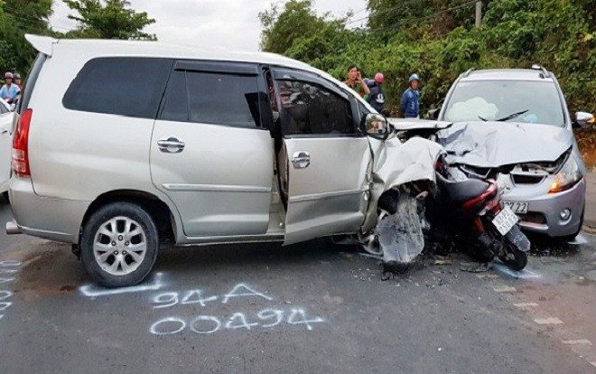 Hai ô tô đấu đầu, xe máy kẹt giữa, nhiều người bị thương Ảnh 2