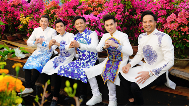 Nguyên Vũ, Quý Bình và dàn sao diện áo dài tuyền thống tản bộ ở vườn hoa Nguyễn Huệ Ảnh 2