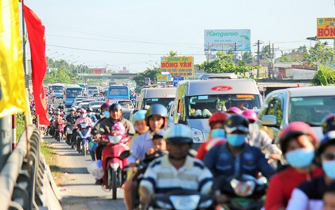 Hàng vạn xe lên Sài Gòn, trạm cầu Rạch Miễu tạm ngưng thu phí Ảnh 2