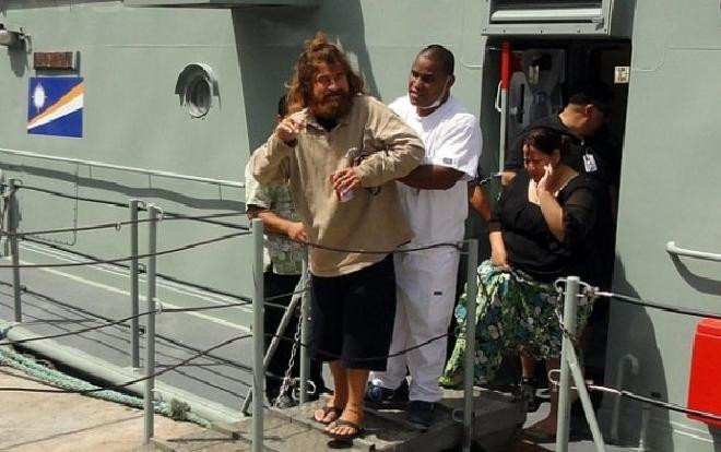 Tay trần bắt cá mập, ăn thịt đồng nghiệp đã chết để tồn tại trong chuỗi ngày tháng lênh đênh trên biển Ảnh 2