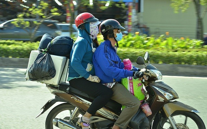 Nhiều người lỉnh kỉnh đồ đạc trở lại thành phố trong ngày mùng 4 Tết Ảnh 2