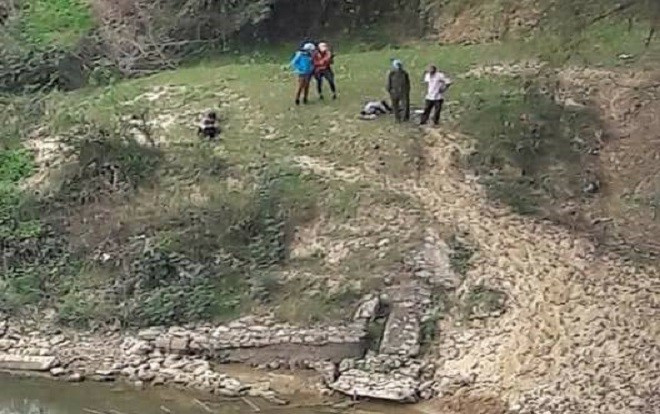 Hàng chục người theo dõi giải cứu người đàn ông nhảy sông vào ngày mùng 4 Tết Ảnh 2