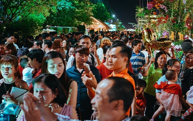 Nghìn người chen chân ở đường hoa Nguyễn Huệ trước giờ chót, xe tràn ra gây ùn tắc nhiều tuyến phố Ảnh 2