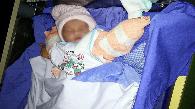 Bé gái sơ sinh bị bỏ rơi tại bệnh viện chiều mùng 3 Tết Ảnh 2