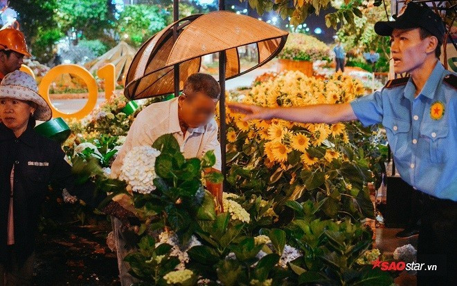 Mặc kệ lực lượng an ninh, nhiều người dân 'hôi hoa' vẫn vượt rào, ôm hoa trốn chạy như phim hành động vào giờ bế mạc Ảnh 2