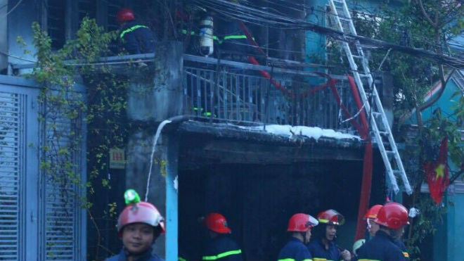 Căn nhà 2 tầng bị thiêu rụi lúc rạng sáng, 2 người may mắn thoát nạn Ảnh 2