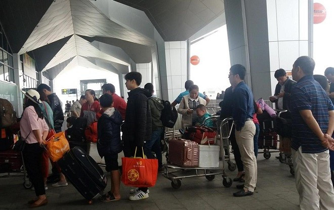 Hàng chục chuyến bay bị hủy, hàng nghìn hành khách vật vã tại sân bay Ảnh 2