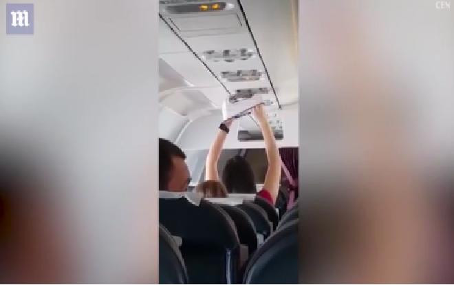 Hành khách sấy đồ lót bằng lỗ thông gió trên máy bay Ảnh 2
