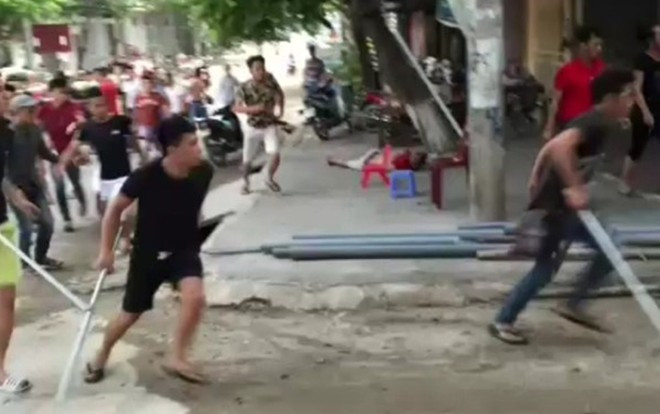 Hết phòng hát karaoke, 3 anh em gây gổ rồi rút dao đâm chủ quán Ảnh 2