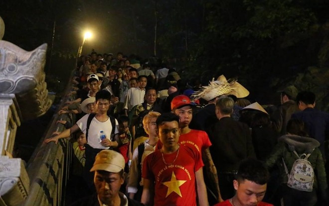 Bất chấp thời tiết mưa gió, từ sáng sớm hàng vạn người đã đổ về khai hội chùa Hương Ảnh 2