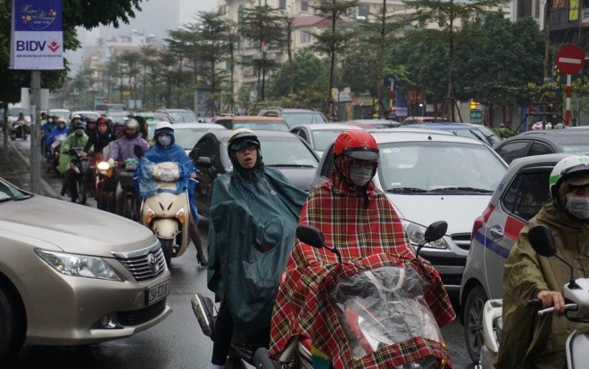 Người Hà Nội đội mưa, chen chúc trên nhiều tuyến phố trong ngày đi làm đầu tiên sau nghỉ Tết Ảnh 2