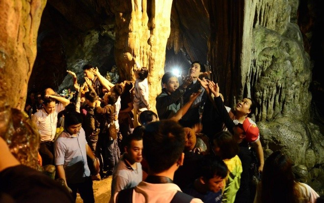 Hàng nghìn người chen chân ngồi đầu rùa, leo vách núi hứng ‘lộc’ cầu may tại chùa Hương Ảnh 2