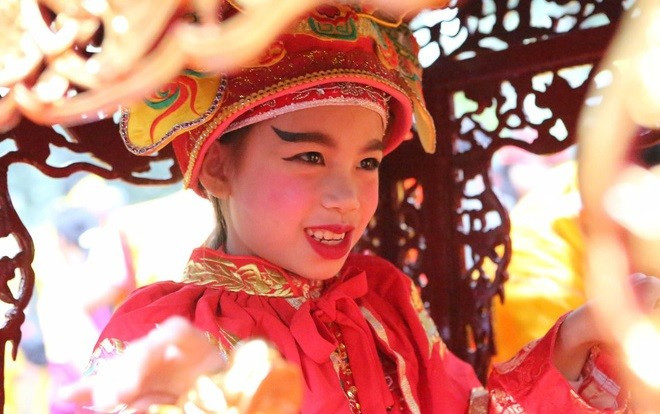 Hội Gióng phát hơn 15.000 cành lộc, 'tung' hàng chục bảo vệ vây kín Tướng bà 9 tuổi để ngăn chặn 'nạn' tranh cướp Ảnh 2