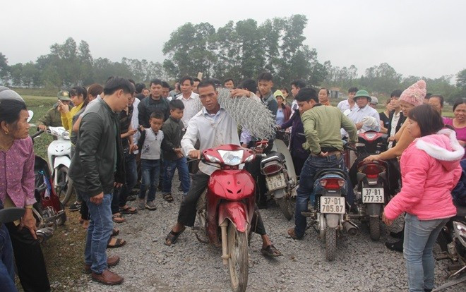 Con 'cá thần' gây xôn xao đã bị bắt: Người dân chen chân chạm vào cá cầu may, thả tiền xuống dòng kênh Ảnh 2