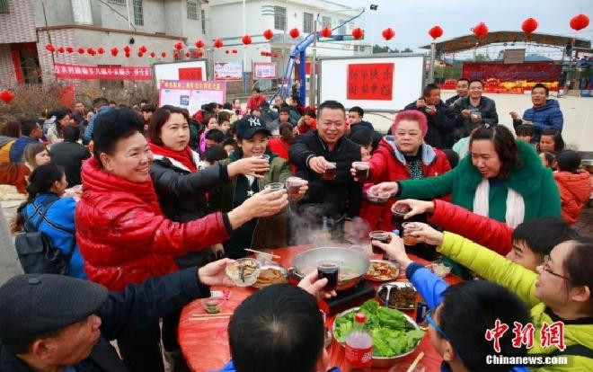 Choáng trước tiệc 'bách gia đoàn viên' với gần 3.000 người tham gia mừng năm mới Ảnh 2