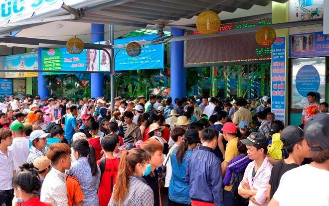 Tóm kẻ trà trộn vào đám đông hành nghề 'hai ngón' ở công viên Đầm Sen Ảnh 2