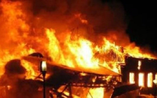 Thanh niên mua xăng đốt nhà bạn gái trong đêm vì bị cự tuyệt chuyện tình cảm Ảnh 2