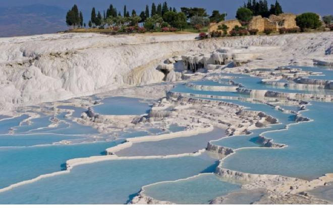 Suối nước nóng nằm giữa hồ băng có 1-0-2 trên thế giới Ảnh 2