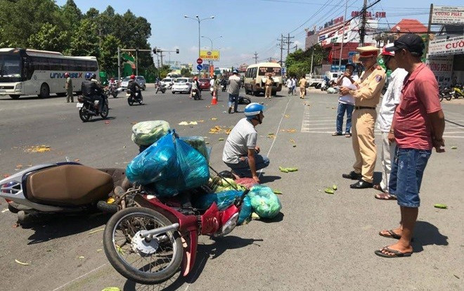 6 người đi xe máy dừng đèn đỏ bị ô tô khách hất văng và cuốn vào gầm Ảnh 2