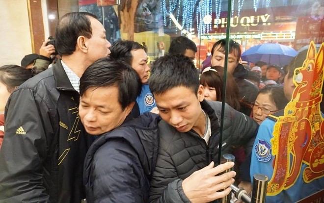 Ngày vía Thần Tài: Đội mưa, xếp hàng từ 5h sáng rồi chen chân đến 'bẹp ruột' chờ mua vàng cầu may Ảnh 2