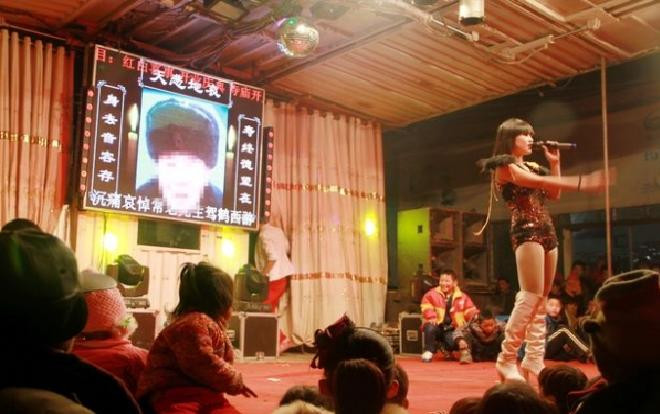 Bóc trần sự thật sau tập tục vũ nữ nhảy múa thoát y trong đám tang ở Trung Quốc Ảnh 2