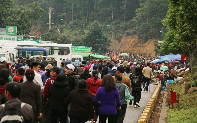 Đường vào lễ hội xuân Yên Tử 2018 tê liệt, nhiều đoàn xe kẹt cứng Ảnh 2